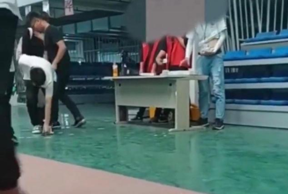 昆山世碩扔員工證件暴露丑陋企業文化