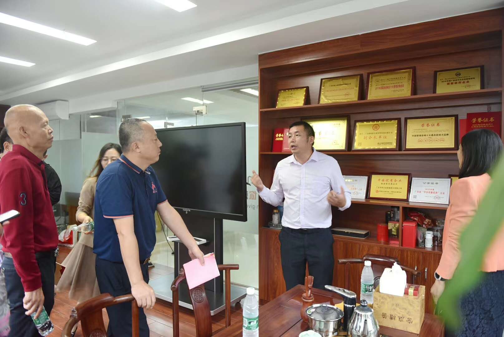 南海區(qū)退役軍人事務(wù)局王局長(zhǎng)等領(lǐng)導(dǎo)一行來我司指導(dǎo)工作